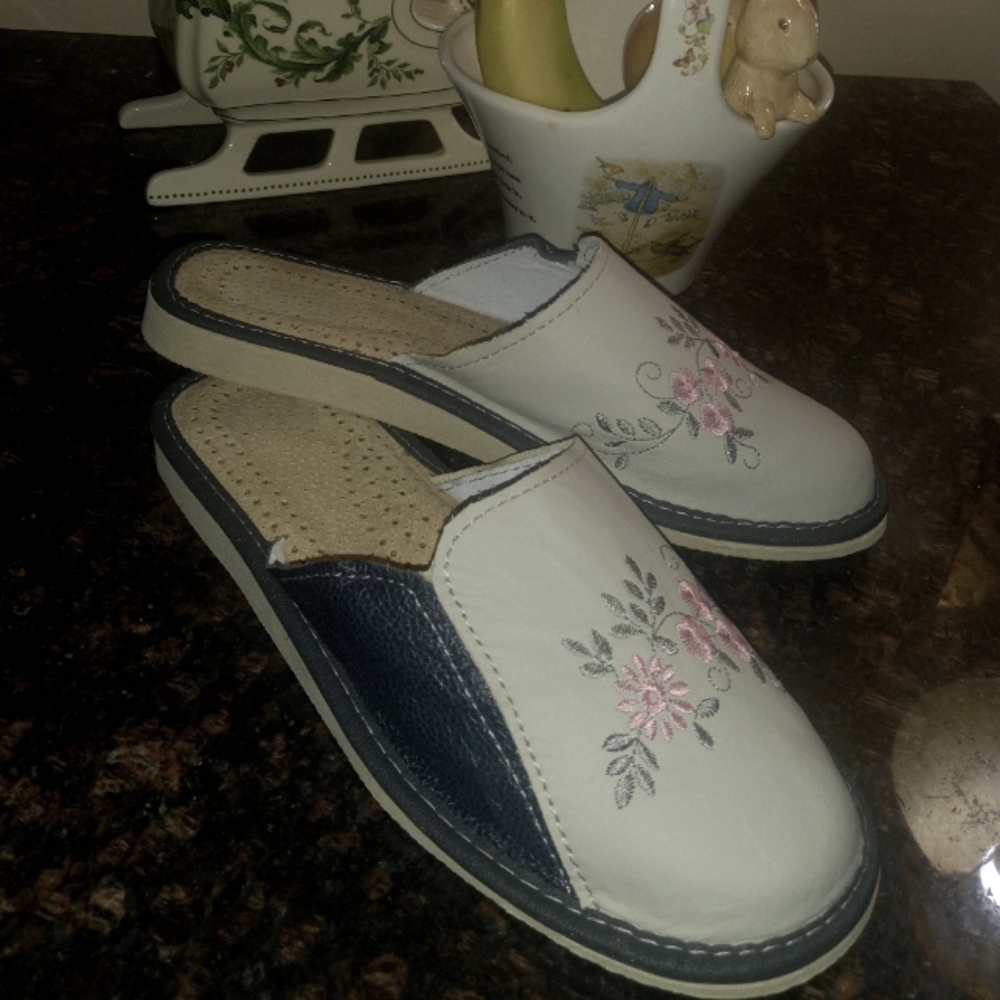DARLING Leather Slippers with embroidered pink flowers!!